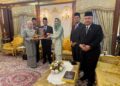 Raja Permaisuri Perak, Tuanku Zara Salim yang merupakan Canselor UPSI menerima naskhah Kanun UPSI. Foto ihsan UPSI
