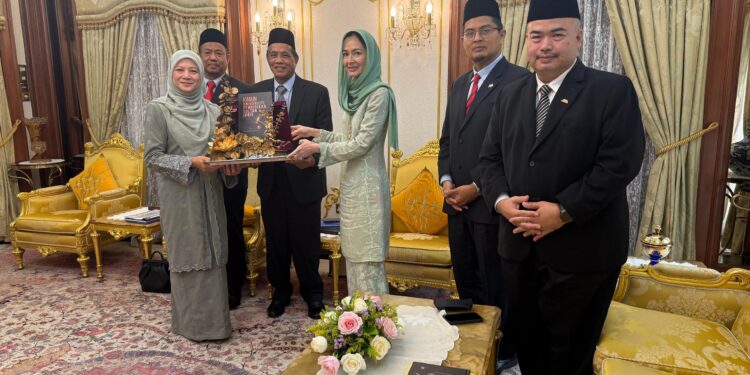 Raja Permaisuri Perak, Tuanku Zara Salim yang merupakan Canselor UPSI menerima naskhah Kanun UPSI. Foto ihsan UPSI