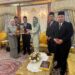 Raja Permaisuri Perak, Tuanku Zara Salim yang merupakan Canselor UPSI menerima naskhah Kanun UPSI. Foto ihsan UPSI