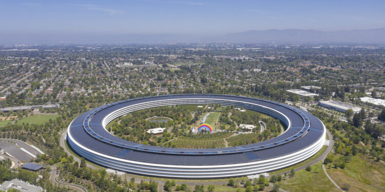 Era Tim Cook berakhir, John Ternus ambil alih Apple dengan misi kejar AI