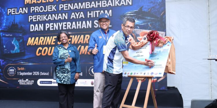 Datuk Luqman Ahmad, Timbalan Ketua Setiausaha (Pembangunan), Kementerian Pertanian dan Keterjaminan Makanan (KPKM) ketika merasmikan Majlis Pelancaran Pelan Projek Penambahbaikan Pengurusan Ikan Aya Hitam dan Penyerahan Sijil MSC sempena Pameran Pertanian, Hortikultur dan Agropelancongan Malaysia (MAHA) 2026 di MAEPS